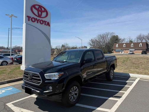 Midnight Black Metallic 2019 Toyota Tacoma SR5