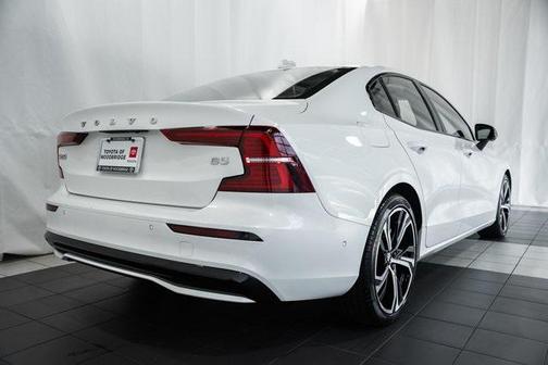 2024 Volvo S60 B5 Plus Dark Theme