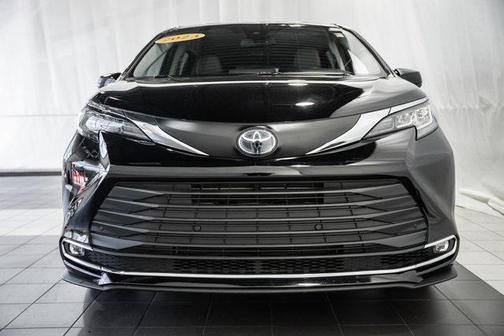 2023 Toyota Sienna XLE 8 Passenger