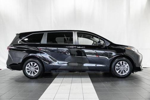 2023 Toyota Sienna XLE 8 Passenger