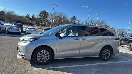 2023 Toyota Sienna LE