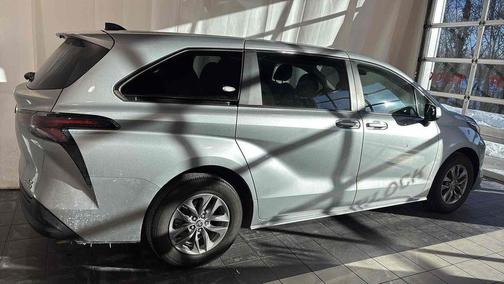 2023 Toyota Sienna LE