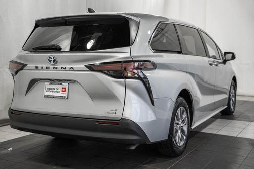 2023 Toyota Sienna LE