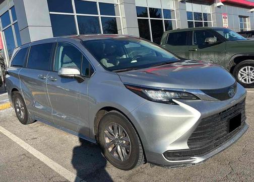 2023 Toyota Sienna LE
