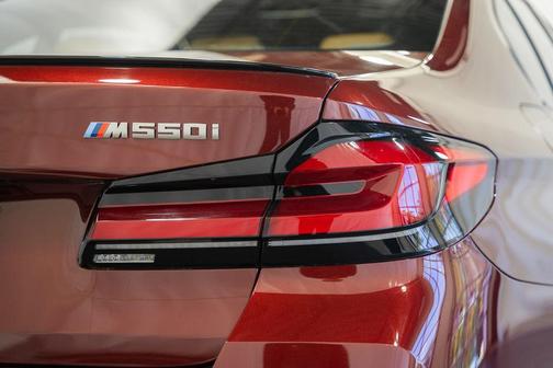 Aventurin Red Metallic 2023 BMW M550 i Xdrive