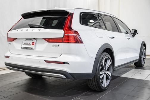 2025 Volvo V60 Cross Country Plus, B5 AWD Gas (mild hybrid)