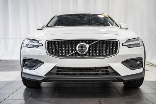2025 Volvo V60 Cross Country Plus, B5 AWD Gas (mild hybrid)