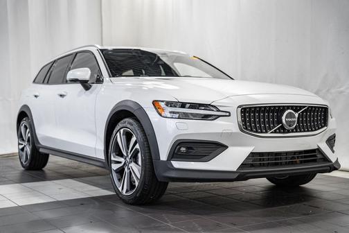 2025 Volvo V60 Cross Country Plus, B5 AWD Gas (mild hybrid)