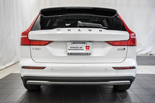 2025 Volvo V60 Cross Country Plus, B5 AWD Gas (mild hybrid)