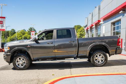 Granite Crystal Metallic Clearcoat 2022 RAM 2500 Laramie Crew Cab 4x4 6'4' Box