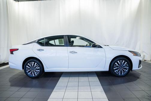 Glacier White 2025 Nissan Altima 2.5 SV