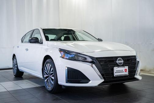 Glacier White 2025 Nissan Altima 2.5 SV