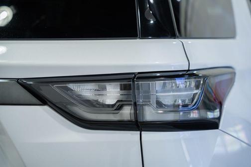 Iridescent Pearl Tricoat 2021 Chevrolet Traverse Premier