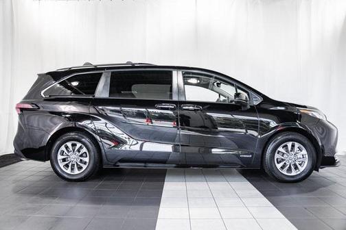 2021 Toyota Sienna XLE 8 Passenger