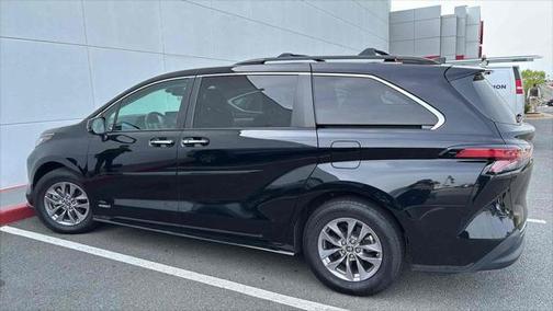 2021 Toyota Sienna XLE 8 Passenger