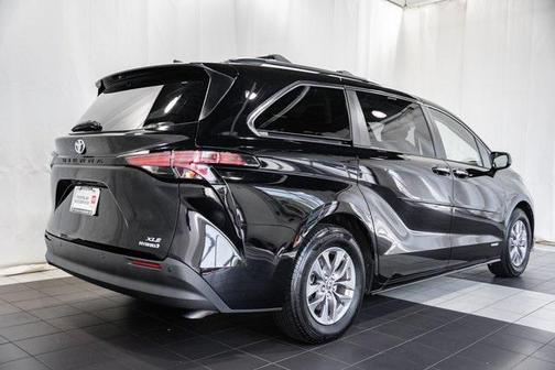 2021 Toyota Sienna XLE 8 Passenger
