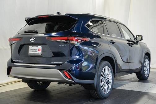2026 Toyota Highlander Hybrid Platinum