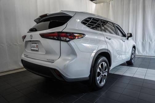 Wind Chill Pearl 2026 Toyota Highlander XLE