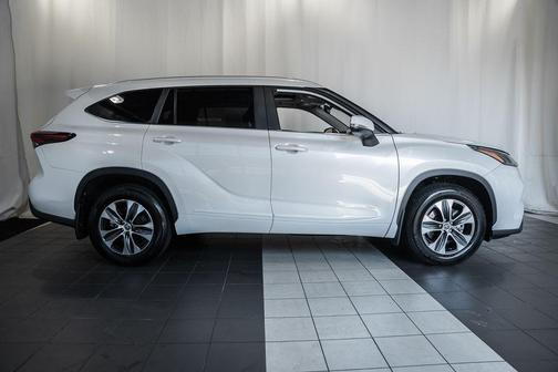 Wind Chill Pearl 2026 Toyota Highlander XLE