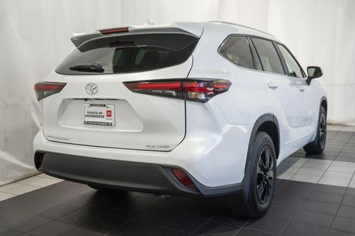 Wind Chill Pearl 2026 Toyota Highlander XLE