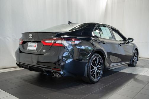 Midnight Black Metallic 2022 Toyota Camry SE