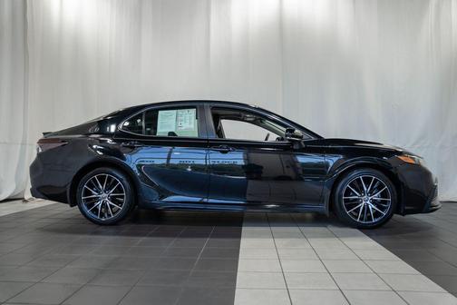 Midnight Black Metallic 2022 Toyota Camry SE