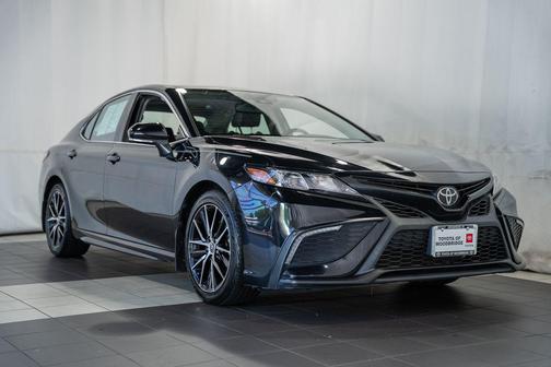 Midnight Black Metallic 2022 Toyota Camry SE