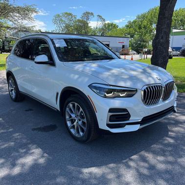 Mineral White Metallic 2023 BMW X5 xDrive40i