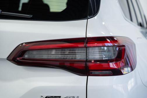 Mineral White Metallic 2023 BMW X5 xDrive40i