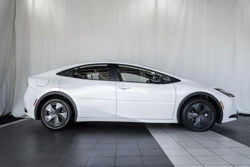 2025 Toyota Prius Plug-In Hybrid SE