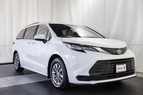 2025 Toyota Sienna LE