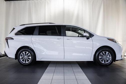2025 Toyota Sienna LE