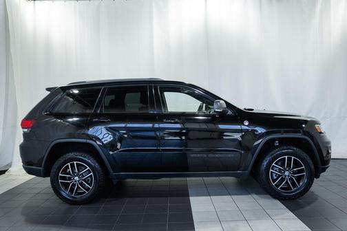 Diamond Black Crystal Pearlcoat 2017 Jeep Grand Cherokee Trailhawk