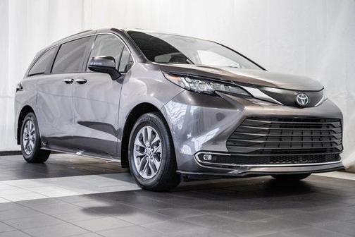 2022 Toyota Sienna XLE 8 Passenger