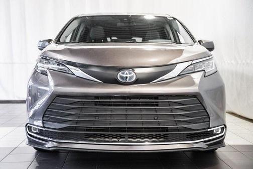 2022 Toyota Sienna XLE 8 Passenger