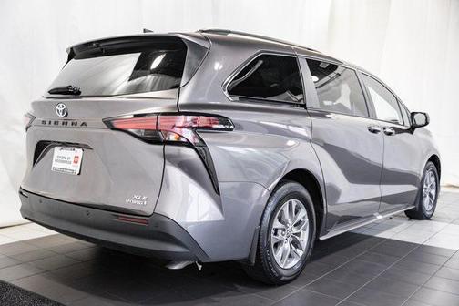 2022 Toyota Sienna XLE 8 Passenger