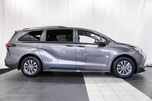 2022 Toyota Sienna XLE 8 Passenger