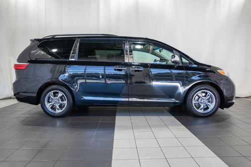 Midnight Black Metallic 2017 Toyota Sienna XLE