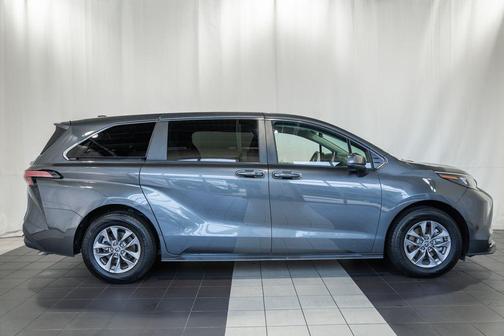 Magnetic Gray Metallic 2025 Toyota Sienna LE