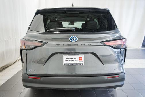 Magnetic Gray Metallic 2025 Toyota Sienna LE