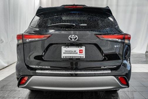 2025 Toyota Highlander Hybrid Platinum
