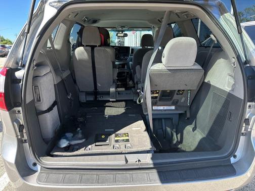 Silver Sky Metallic 2017 Toyota Sienna LE