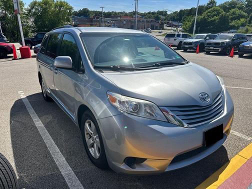 Silver Sky Metallic 2017 Toyota Sienna LE