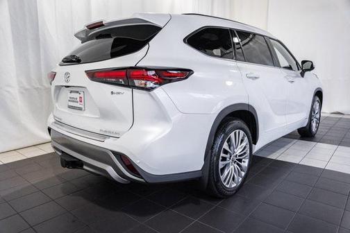 2025 Toyota Highlander Hybrid Platinum