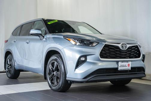 Moon Dust 2022 Toyota Highlander LE