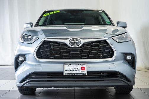 Moon Dust 2022 Toyota Highlander LE