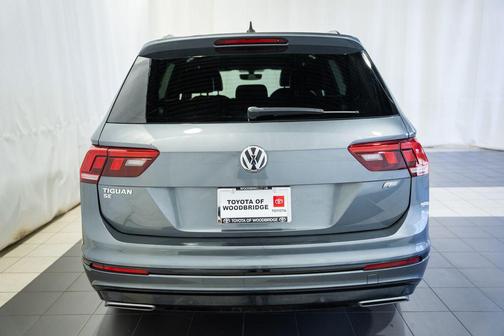Platinum Gray Metallic 2021 Volkswagen Tiguan 2.0T SE R-Line Black