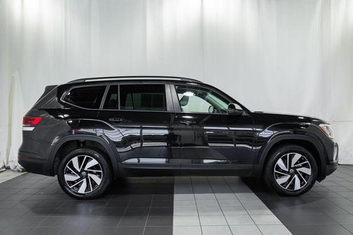 Deep Black Pearl 2025 Volkswagen Atlas 2.0T SE w/Technology 4MOTION