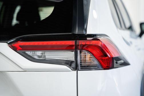 Ice 2024 Toyota RAV4 LE