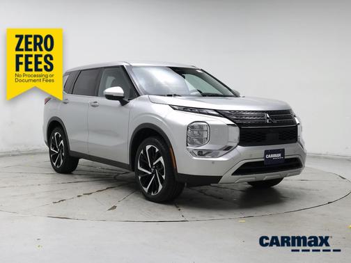 Silver 2024 Mitsubishi Outlander SE
